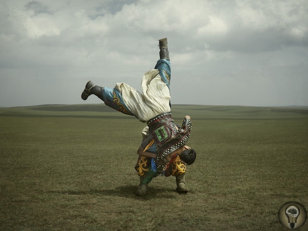 «Монгольская борьба это как идти на войну» В кочевых общинах, где живет 30% населения Внутренней Монголии, сохранилось древнее искусство особой борьбы бех барилдаан. Этот спорт символизирует